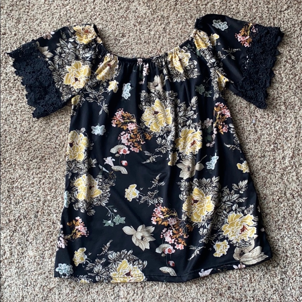 🌼 Floral Scoop Neck Blouse 🌼